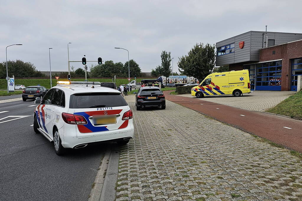 Drie voertuigen betrokken bij botsing voor brandweerkazerne