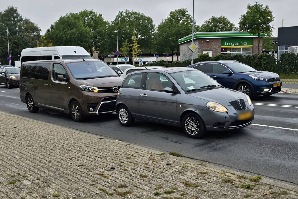 Drie voertuigen betrokken bij botsing voor brandweerkazerne