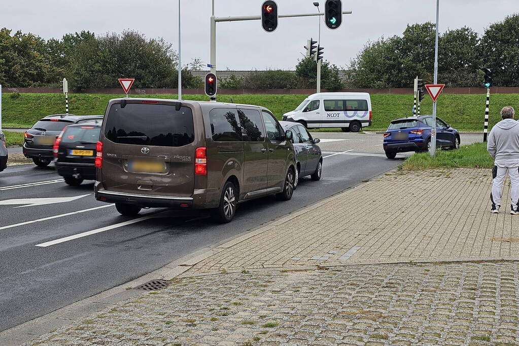 Drie voertuigen betrokken bij botsing voor brandweerkazerne