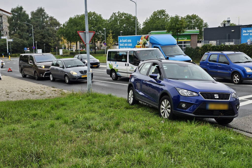 Drie voertuigen betrokken bij botsing voor brandweerkazerne