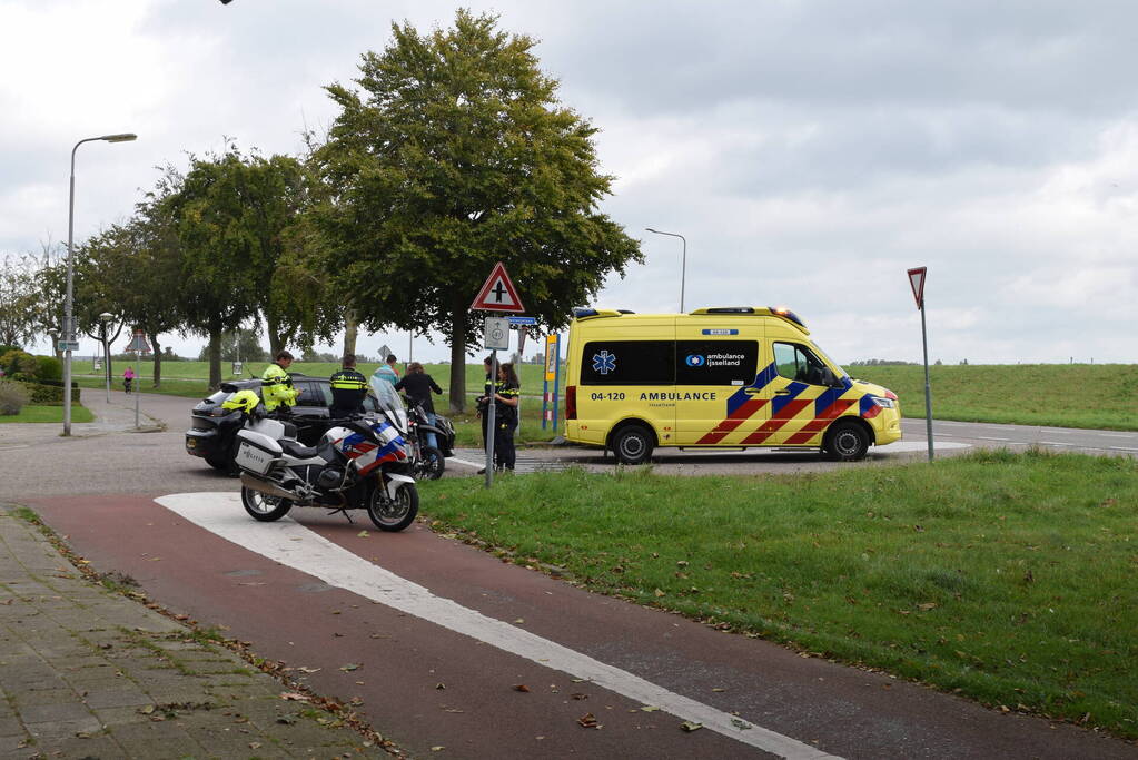 Automobilist en brommerrijder in botsing