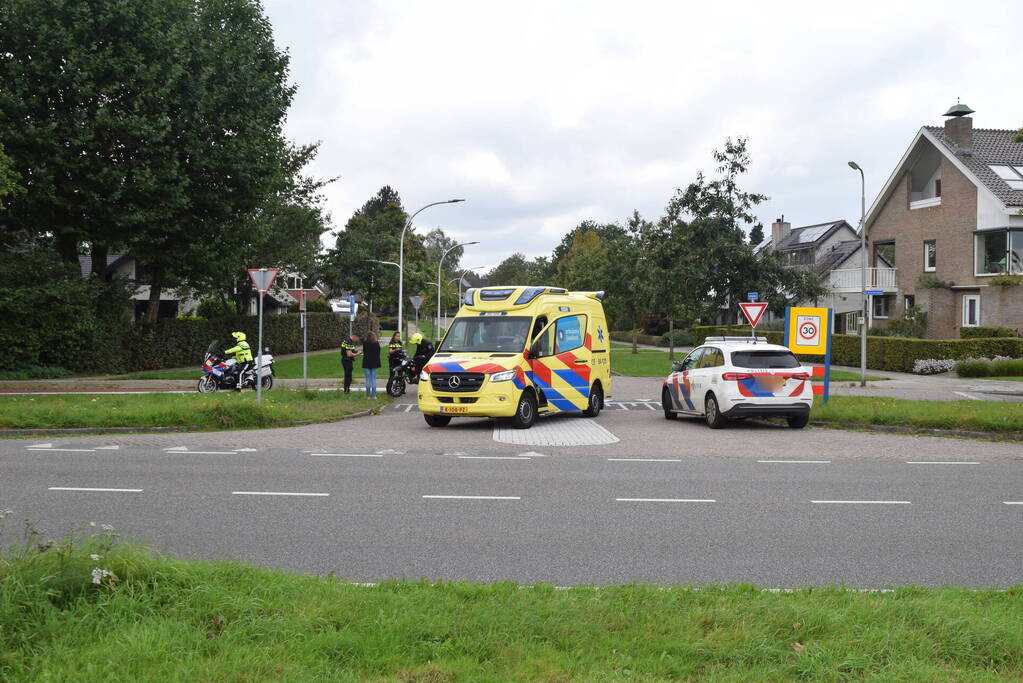 Automobilist en brommerrijder in botsing