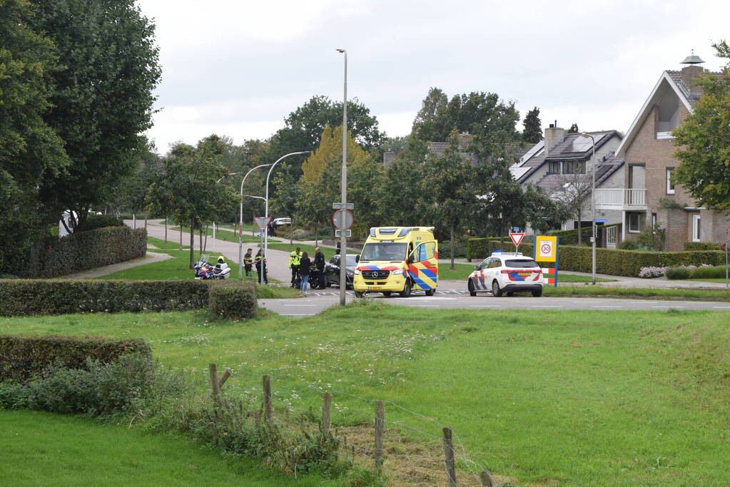 Automobilist en brommerrijder in botsing