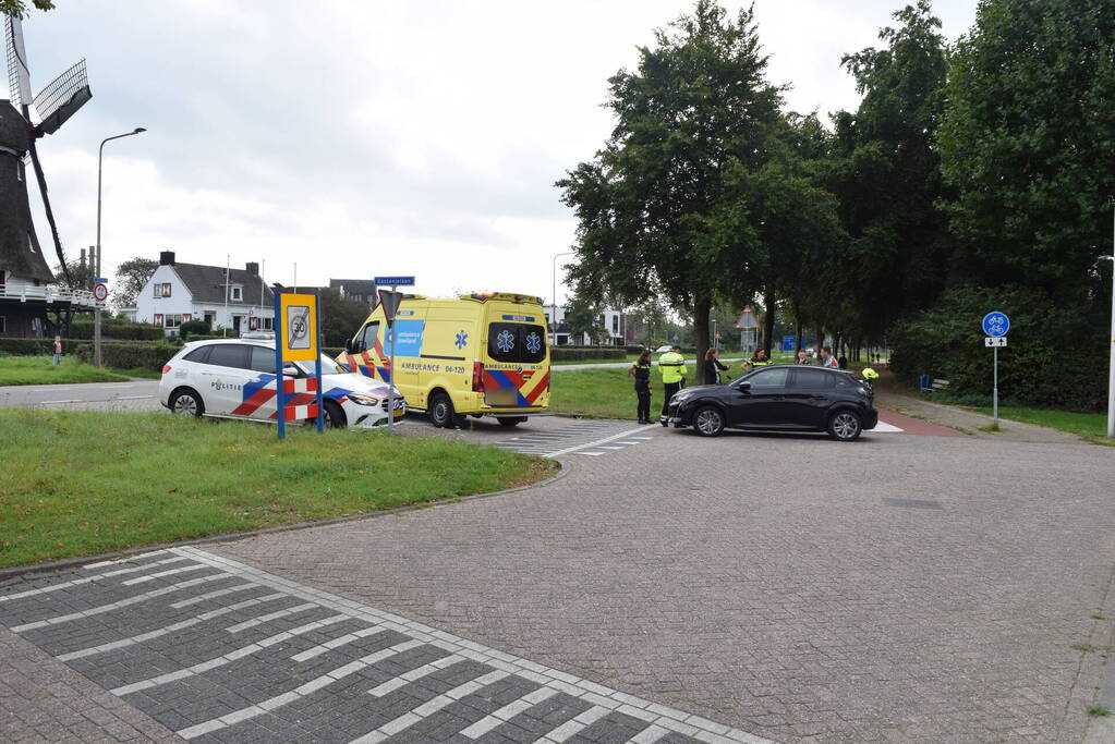 Automobilist en brommerrijder in botsing