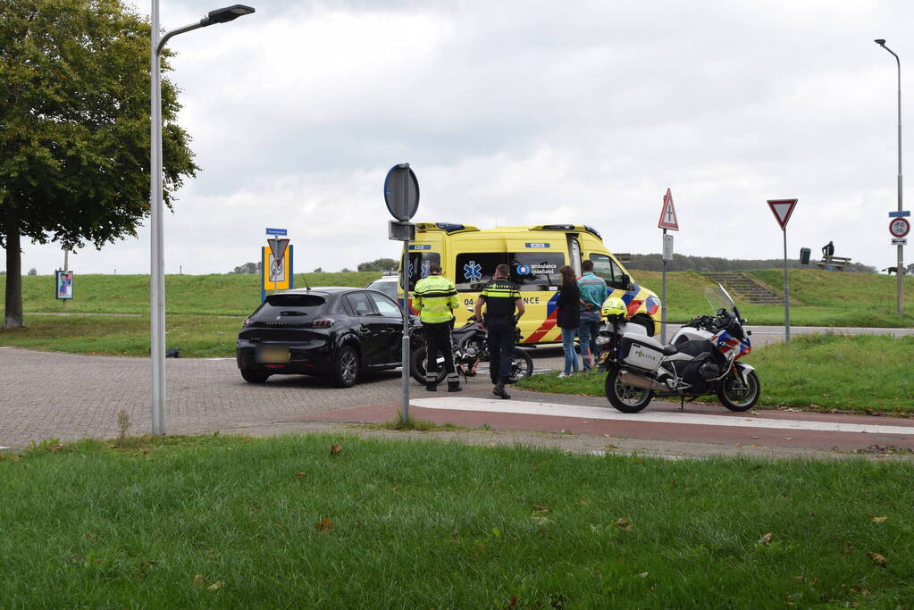 Automobilist en brommerrijder in botsing