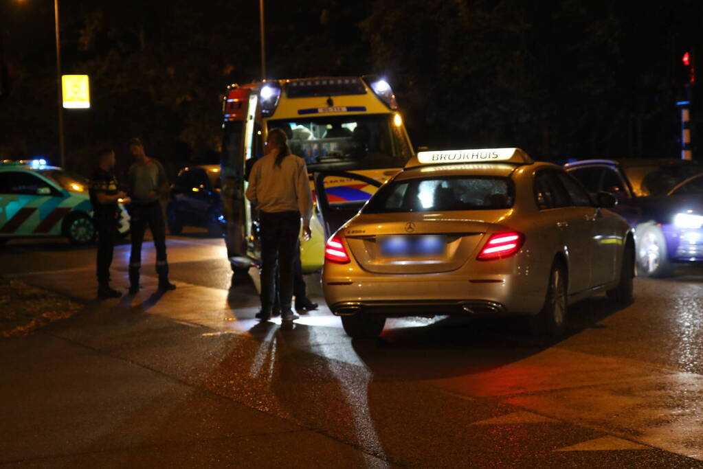 Fietser gewond bij aanrijding met taxi
