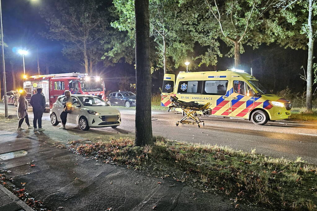 Ravage bij frontale botsing tussen personenauto's