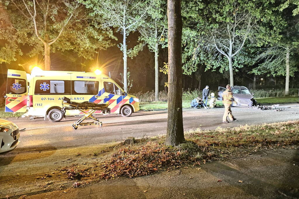 Ravage bij frontale botsing tussen personenauto's