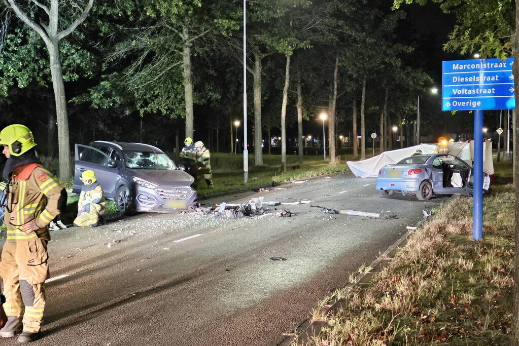 Ravage bij frontale botsing tussen personenauto's