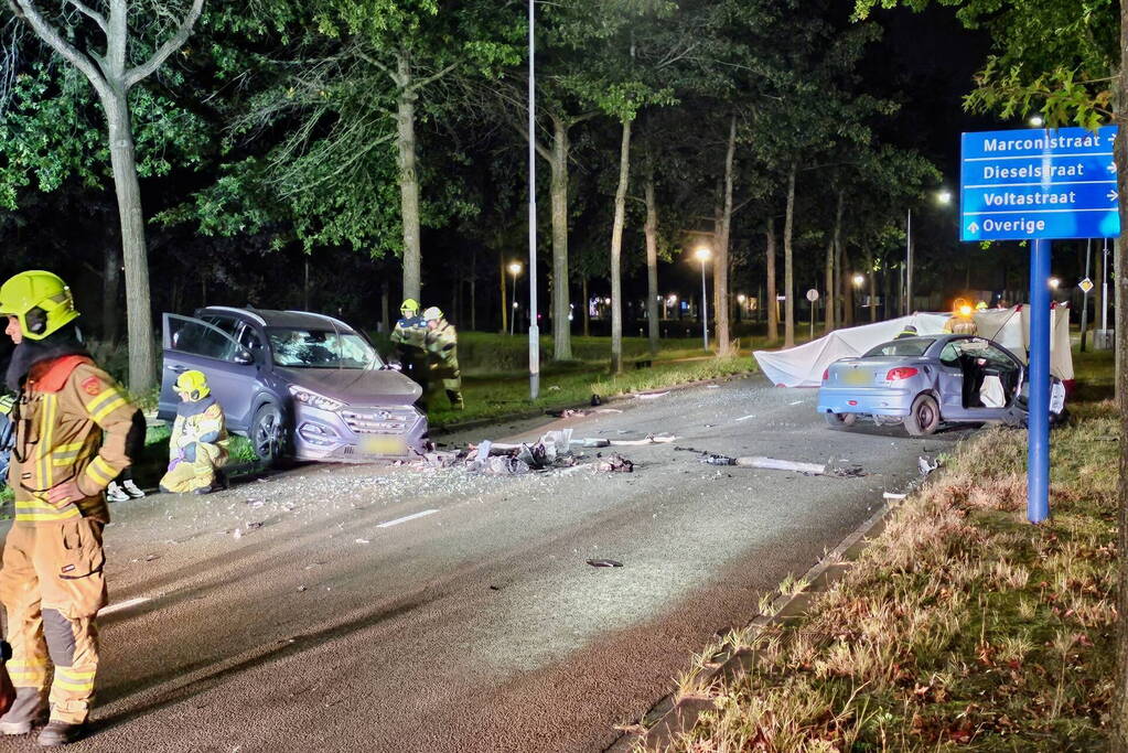 Ravage bij frontale botsing tussen personenauto's