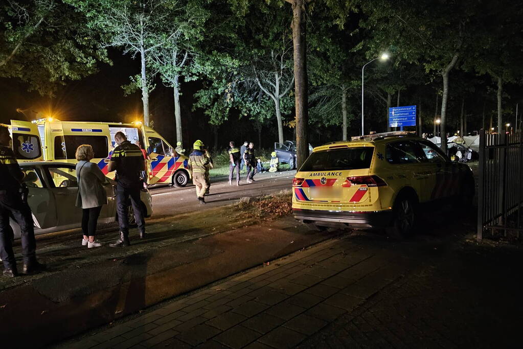 Ravage bij frontale botsing tussen personenauto's