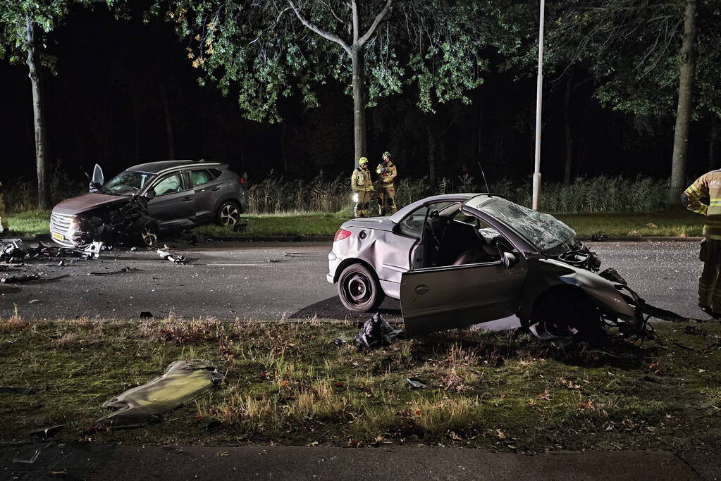 Ravage bij frontale botsing tussen personenauto's