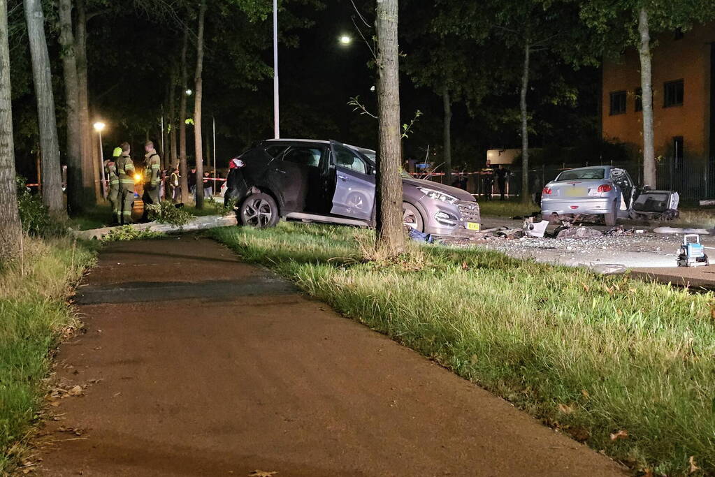 Ravage bij frontale botsing tussen personenauto's