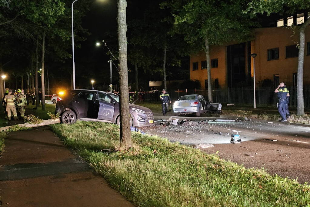 Ravage bij frontale botsing tussen personenauto's