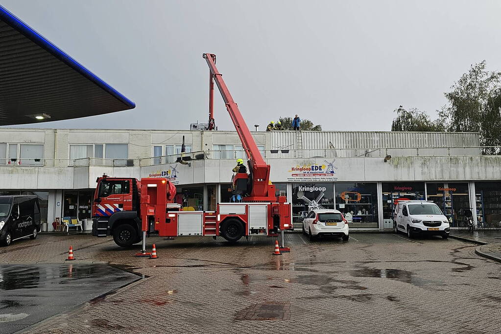 Flinke waterschade in kringloopwinkel door hevige regenbui