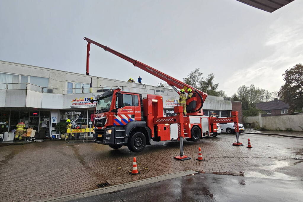 Flinke waterschade in kringloopwinkel door hevige regenbui