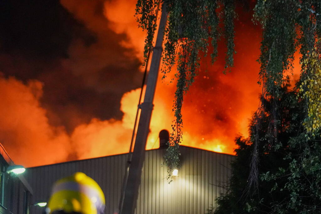 Zeer grote brand in een loods