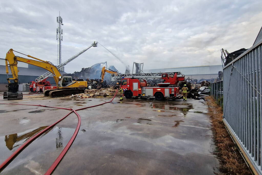 Enorme schade door verwoestende brand bij daglicht goed te zien