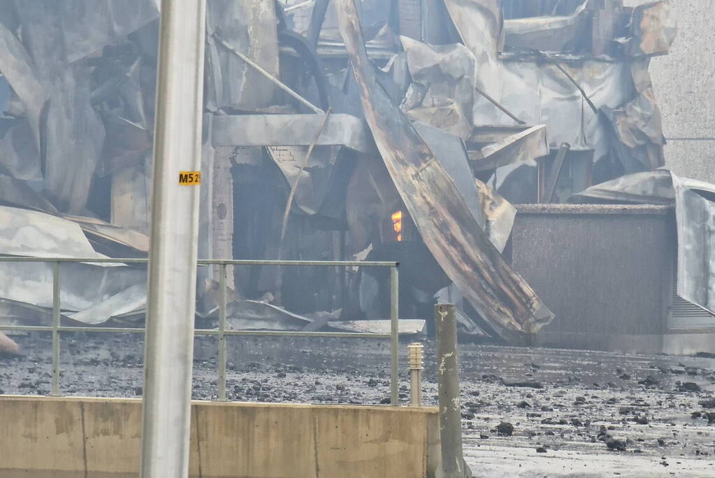 Enorme schade door verwoestende brand bij daglicht goed te zien