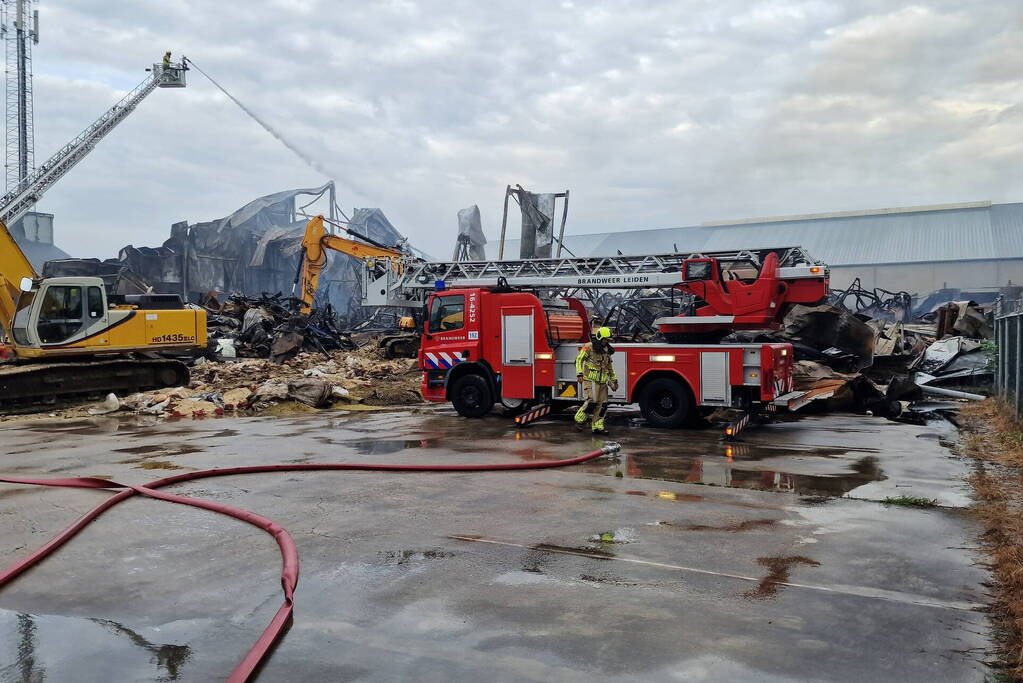 Enorme schade door verwoestende brand bij daglicht goed te zien