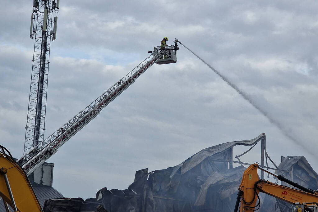 Enorme schade door verwoestende brand bij daglicht goed te zien