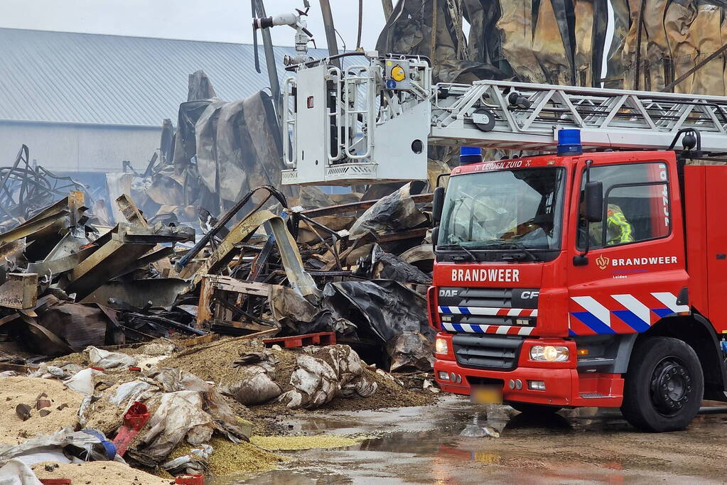 Enorme schade door verwoestende brand bij daglicht goed te zien