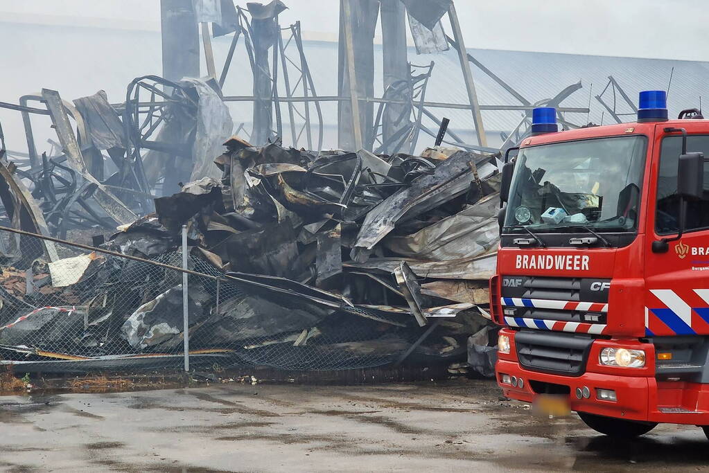 Enorme schade door verwoestende brand bij daglicht goed te zien