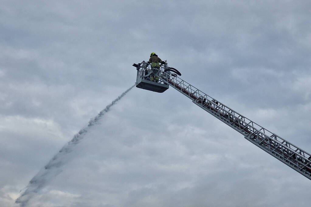 Enorme schade door verwoestende brand bij daglicht goed te zien
