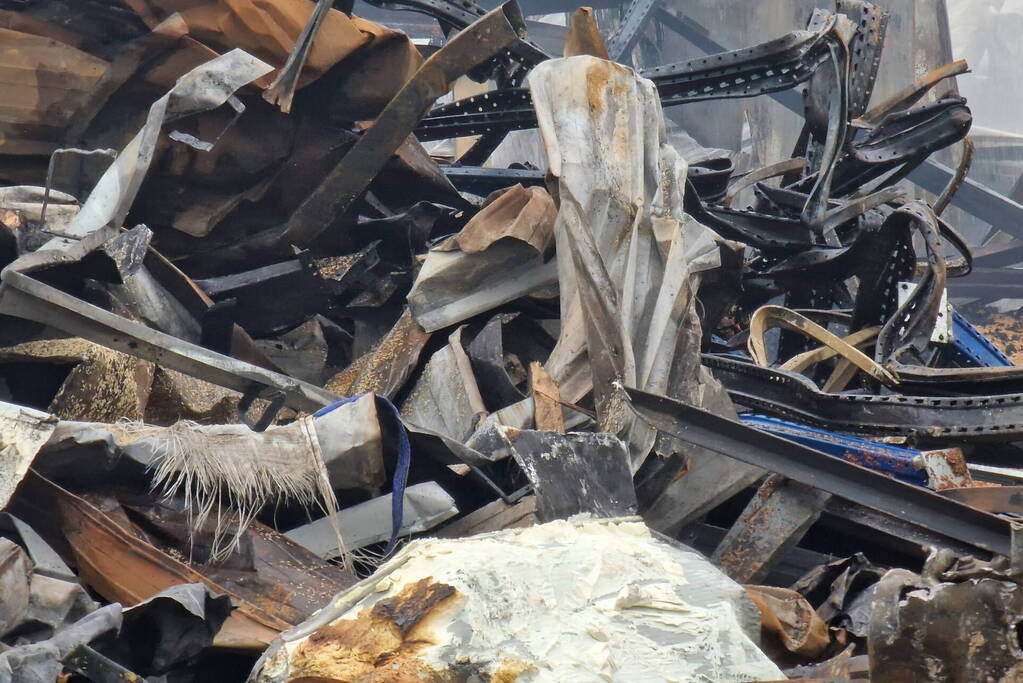 Enorme schade door verwoestende brand bij daglicht goed te zien