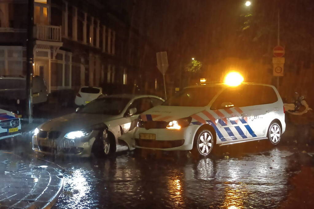 Politieauto in botsing met personenauto