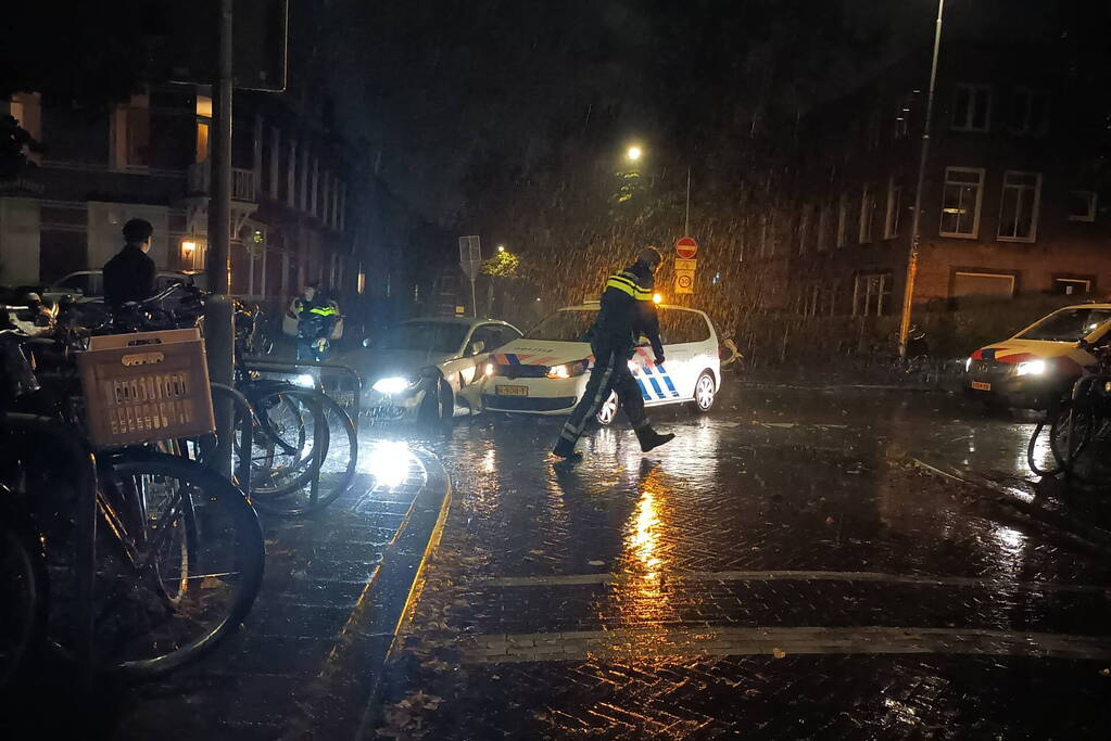 Politieauto in botsing met personenauto