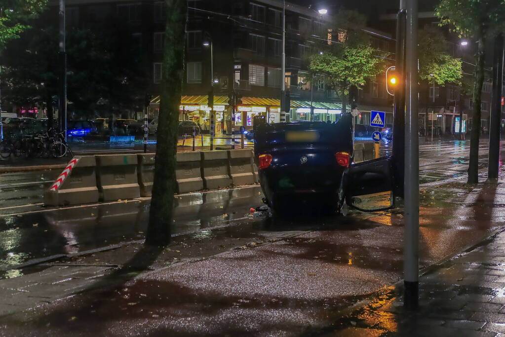 Auto op zijn kop bij eenzijdig ongeval
