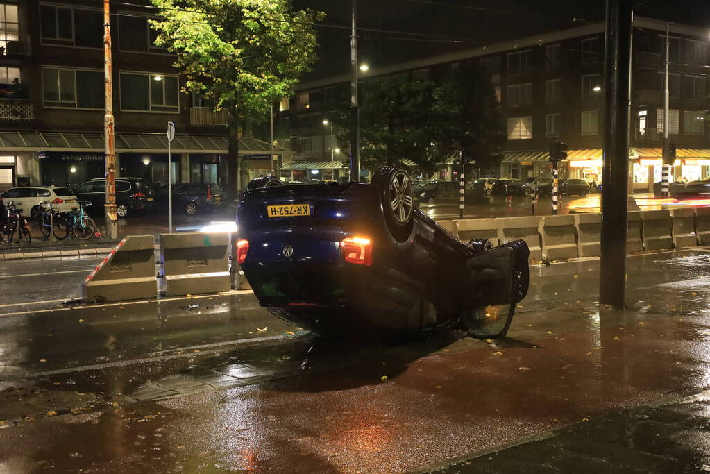 Auto op zijn kop bij eenzijdig ongeval