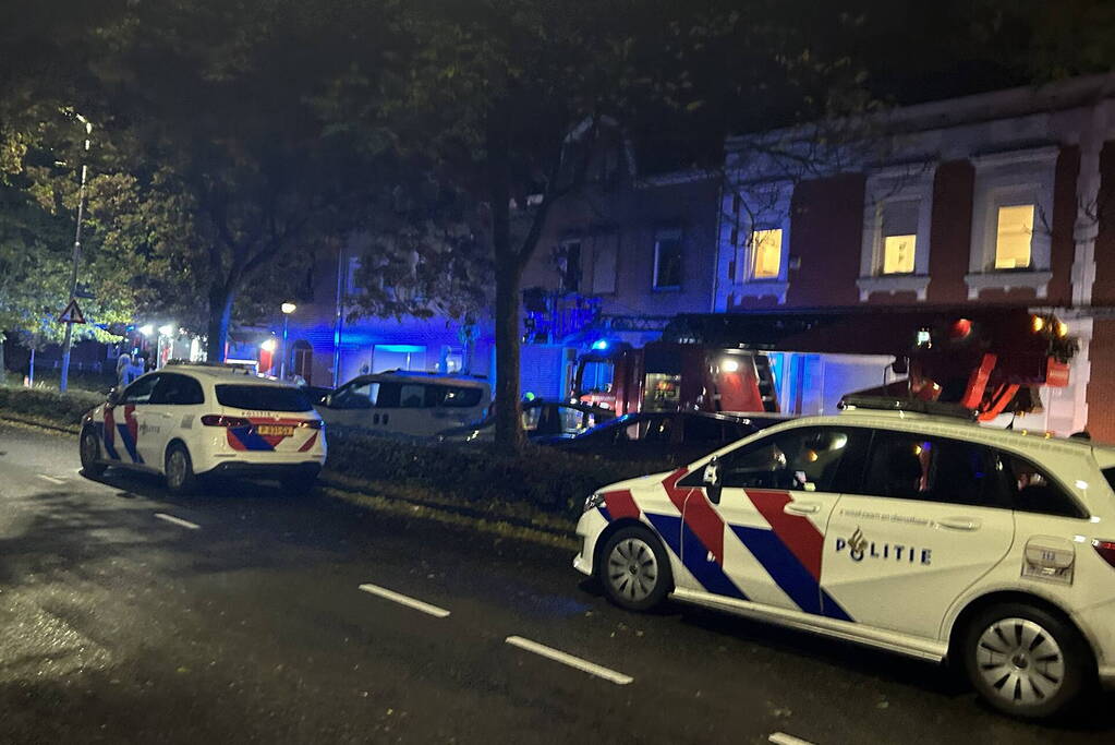 Bewoner naar ziekenhuis bij woningbrand