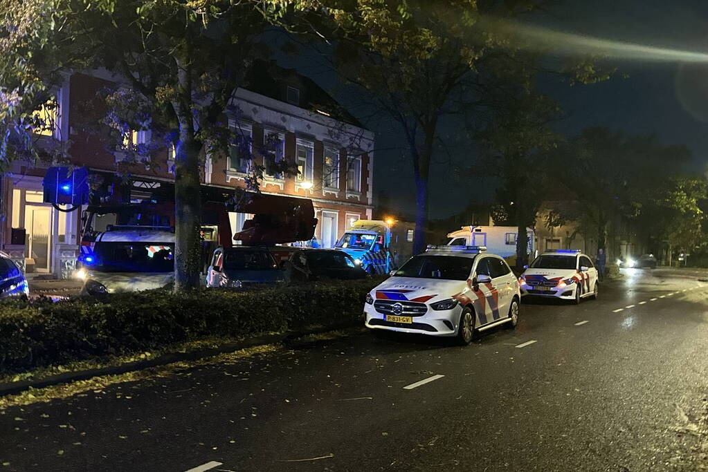 Bewoner naar ziekenhuis bij woningbrand