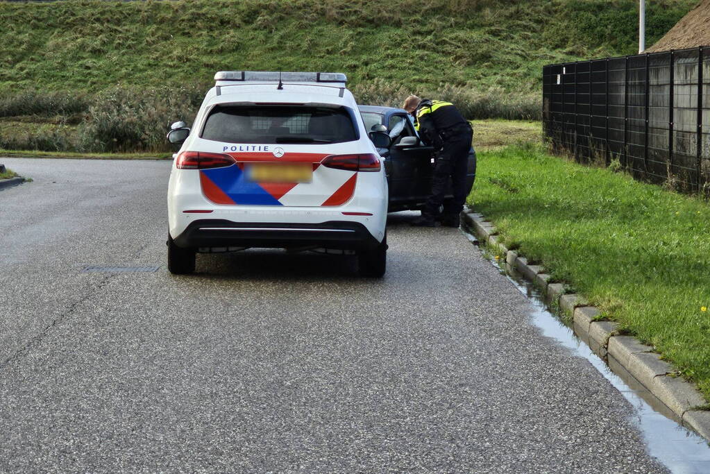 Vrouw vliegt uit de bocht met auto