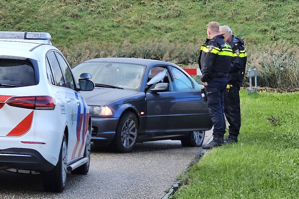Vrouw vliegt uit de bocht met auto