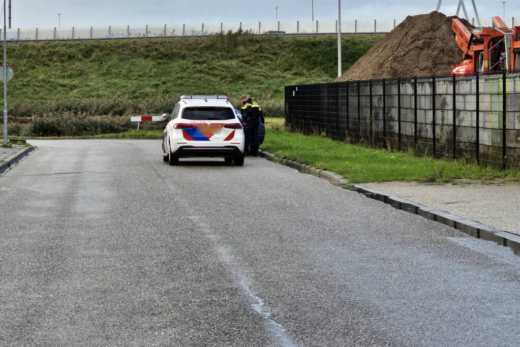 Vrouw vliegt uit de bocht met auto