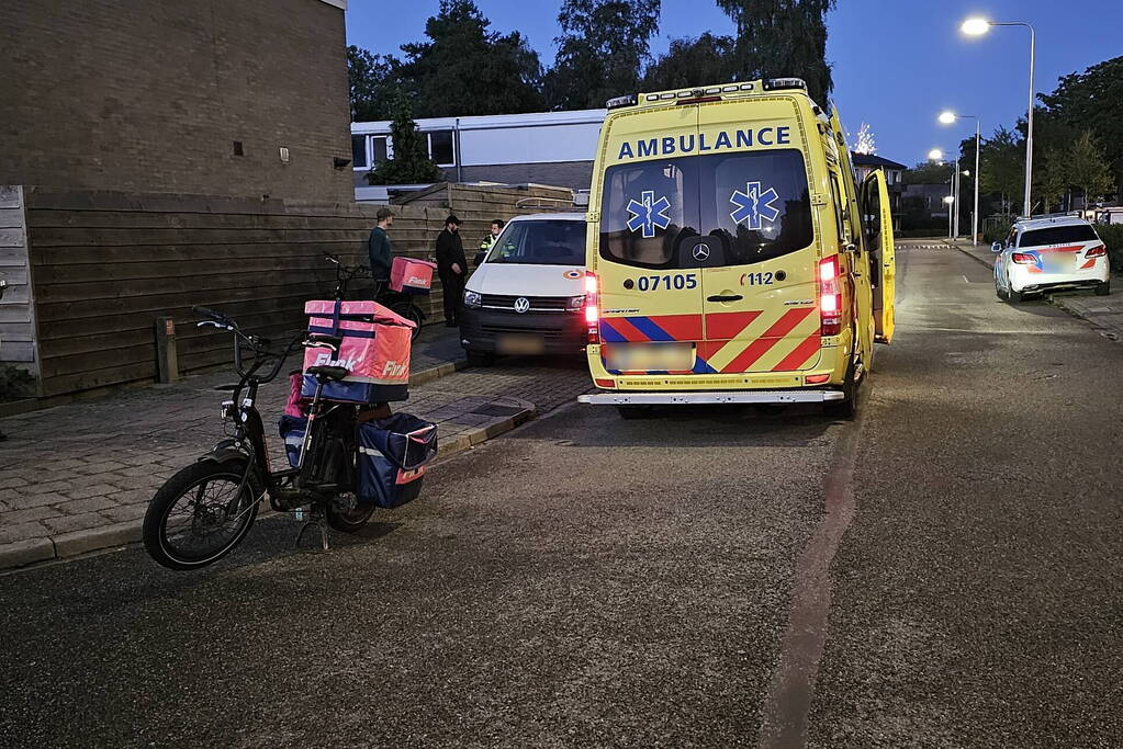 Flitsbezorger gewond bij aanrijding, veroorzaker rijdt door