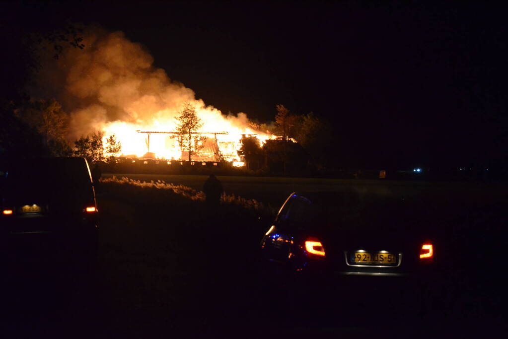 Boerderij verwoest door vlammenzee