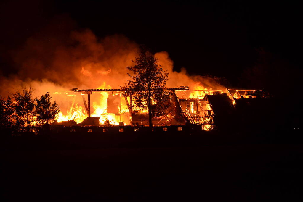Boerderij verwoest door vlammenzee