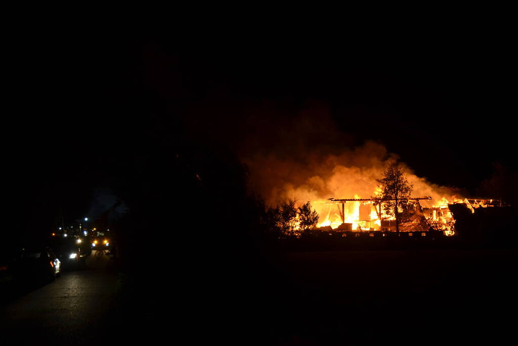 Boerderij verwoest door vlammenzee