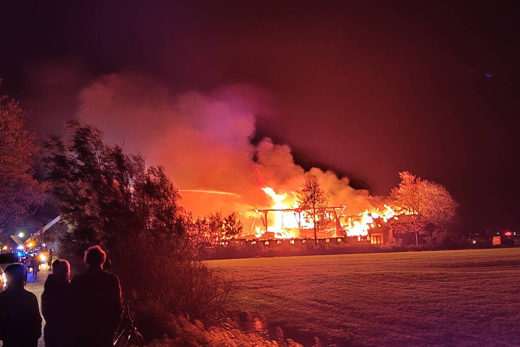Boerderij verwoest door vlammenzee