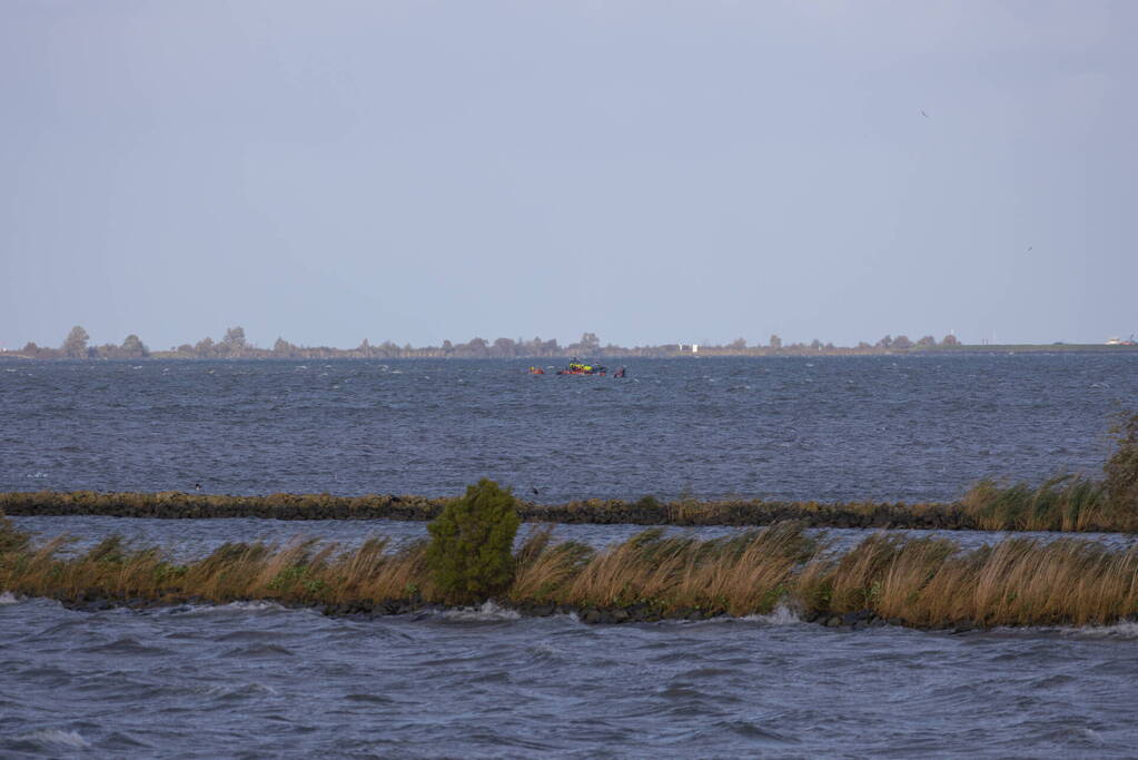 Boot met acht kinderen slaat om