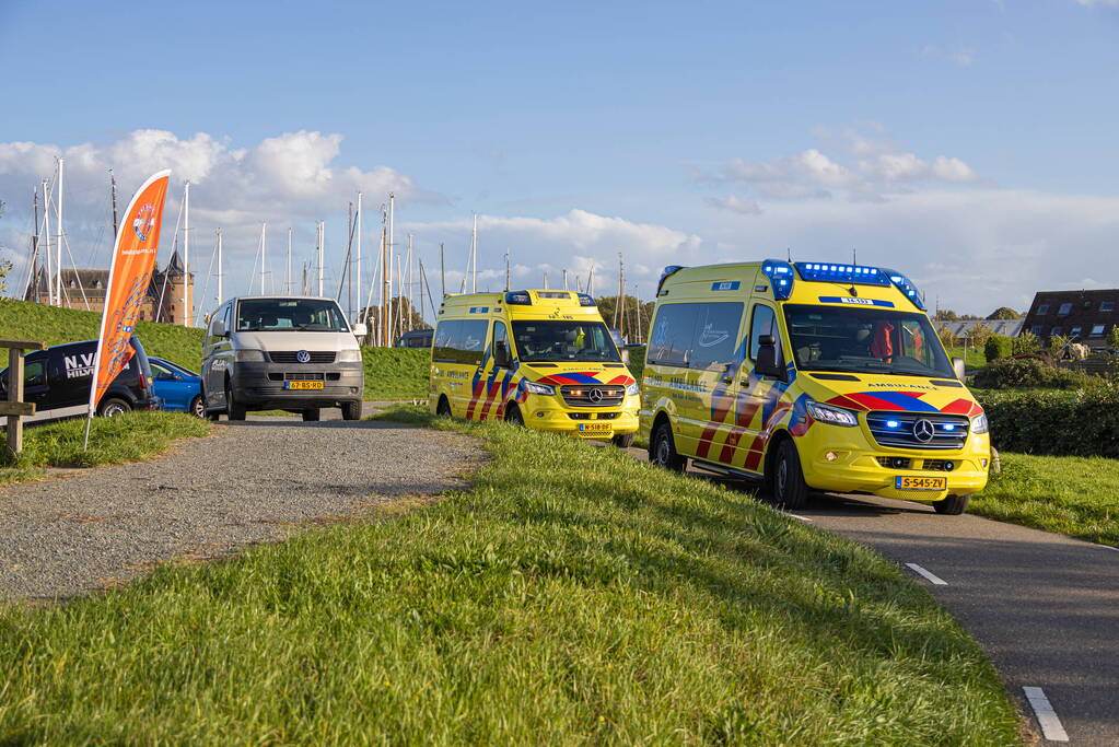 Boot met acht kinderen slaat om