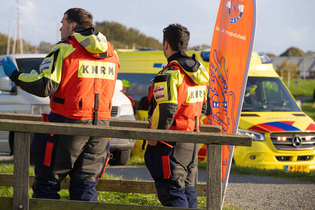 Boot met acht kinderen slaat om