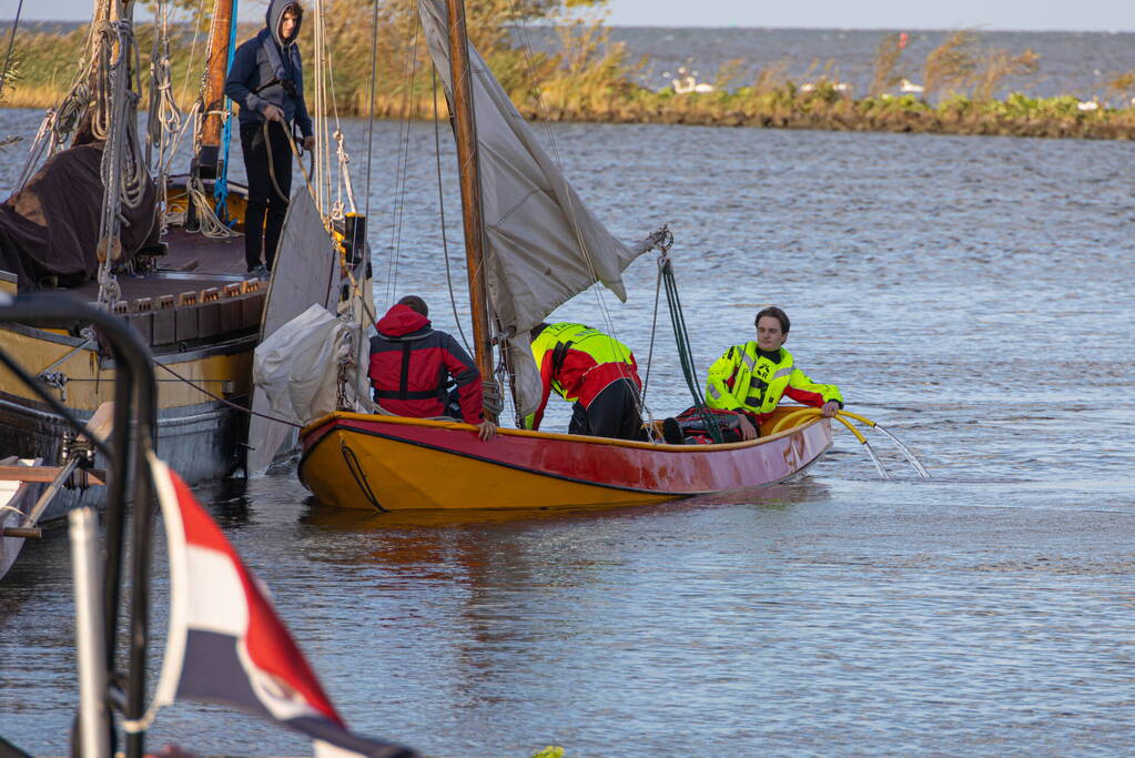 Boot met acht kinderen slaat om