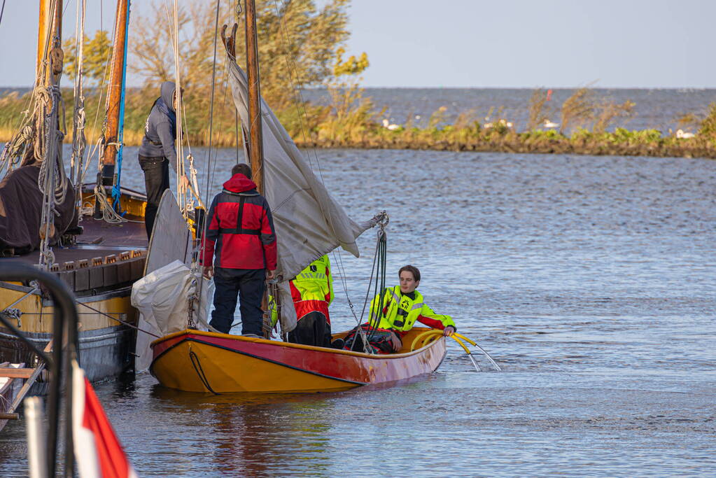Boot met acht kinderen slaat om