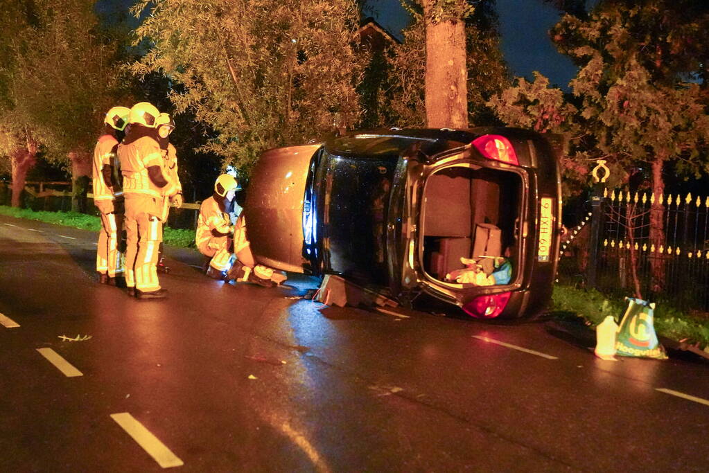 Auto belant op zijkant