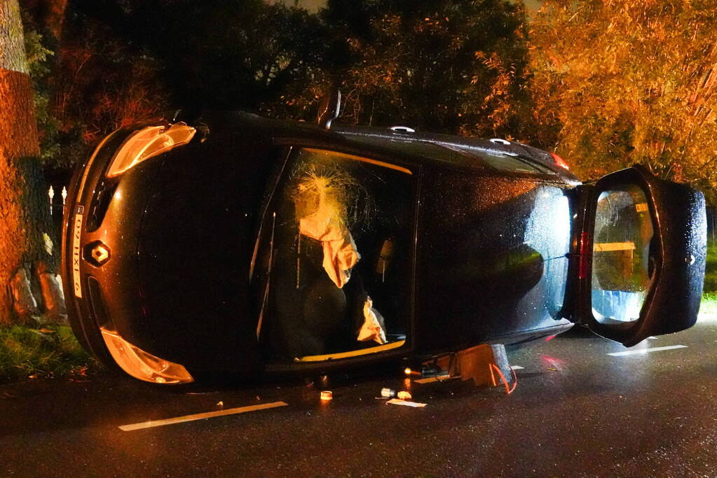 Auto belant op zijkant